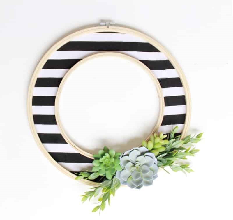 Modern-black-and-white-succlent-wreath