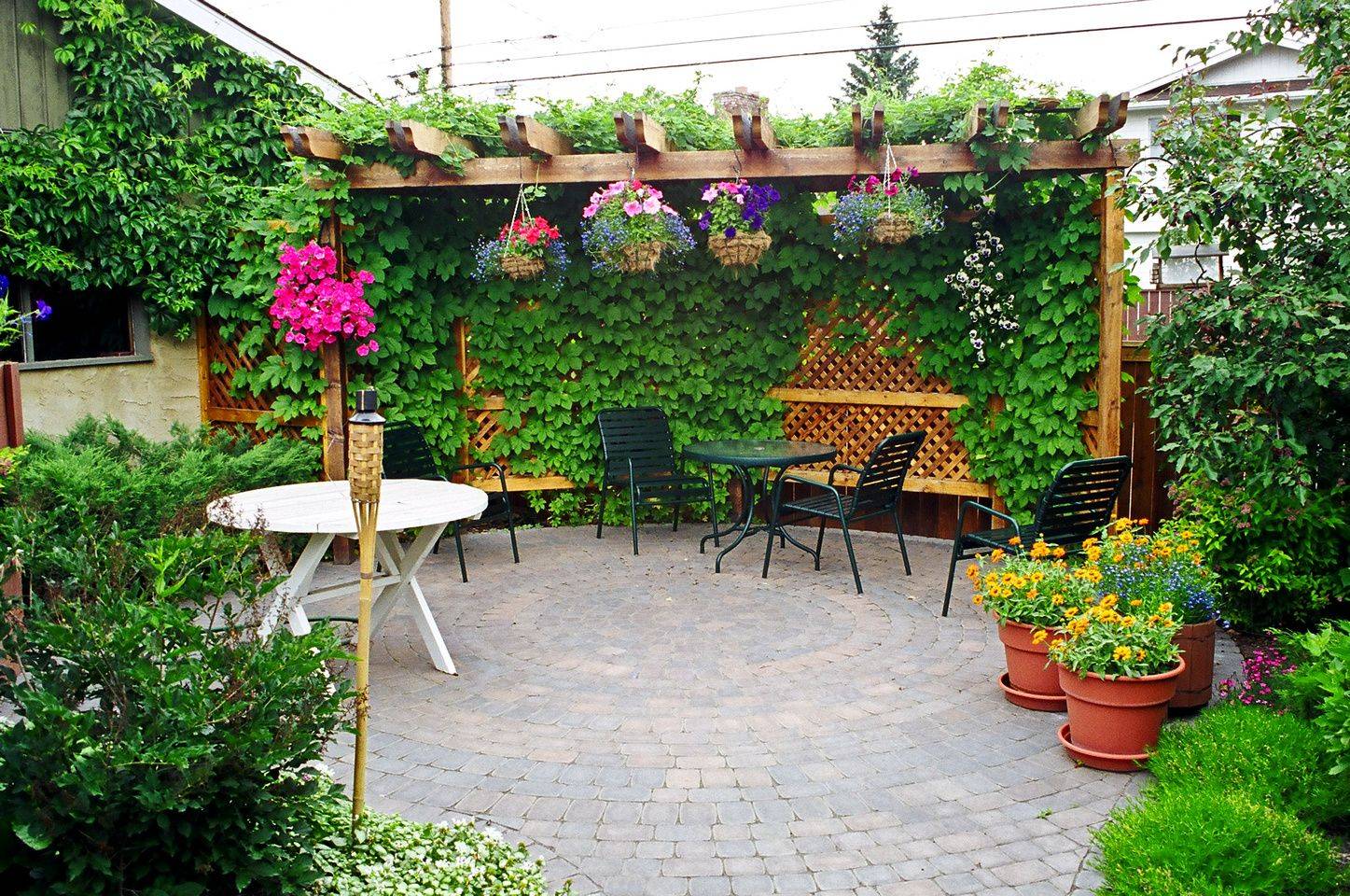 Pergola-with-potted-plants-decor-80333
