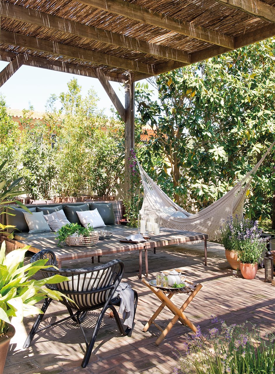 Pergola-with-hammock-1