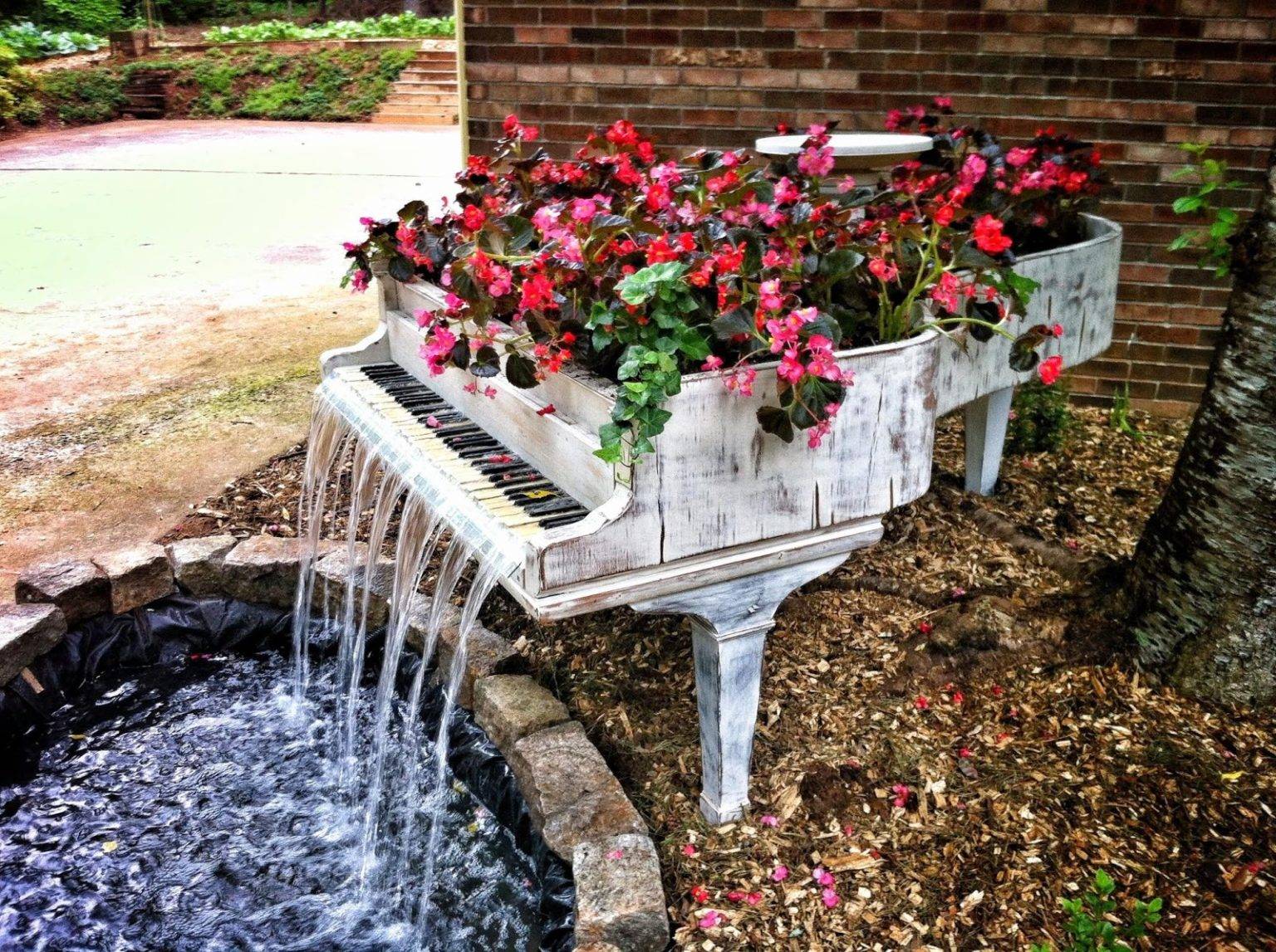 Piano-waterfall-acts-as-flowerbed-76775-1536x1147-1