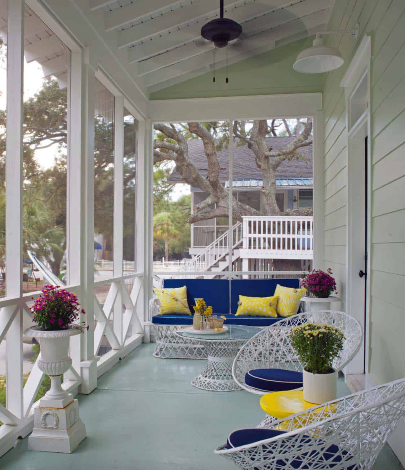 Screened-porch-design-ideas-04-1-kindesign