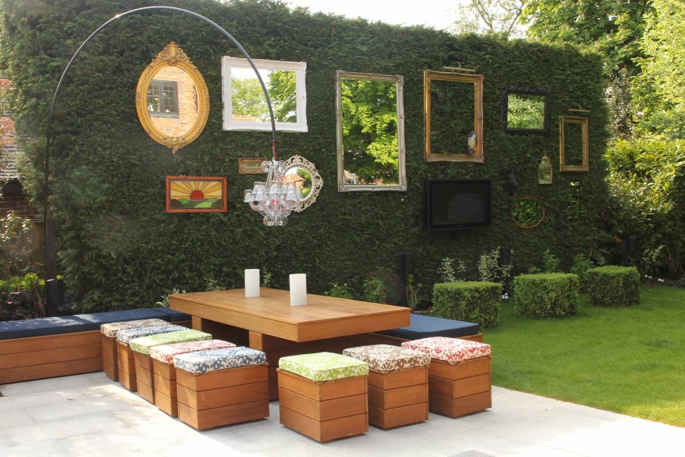 Vintage-mirror-wall-facing-outdoor-table-and-chairs-66720