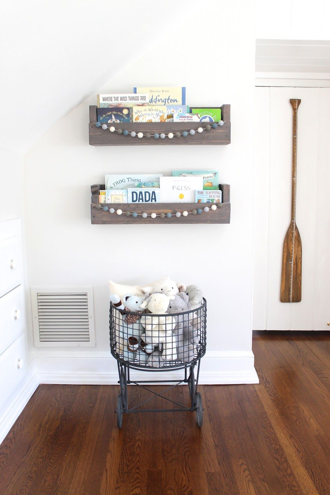 Wall-hanging-shelves-for-books-and-garlands-2