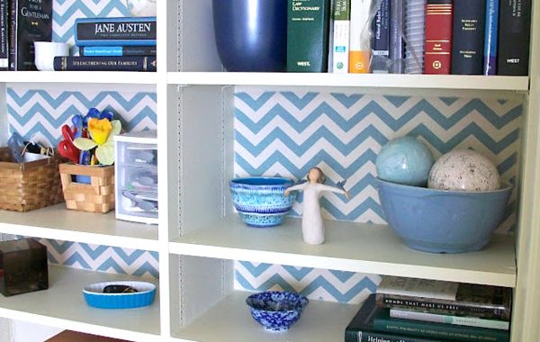 Bookshelf-with-wallpaper-interior