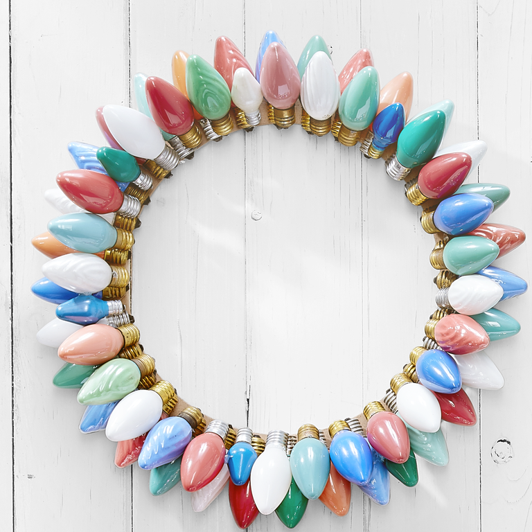 Christmas-wreath-ideas-vintage-bulbs-1568648738