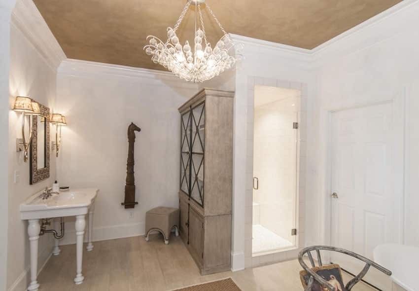 Decorative-chandelier-in-bathroom