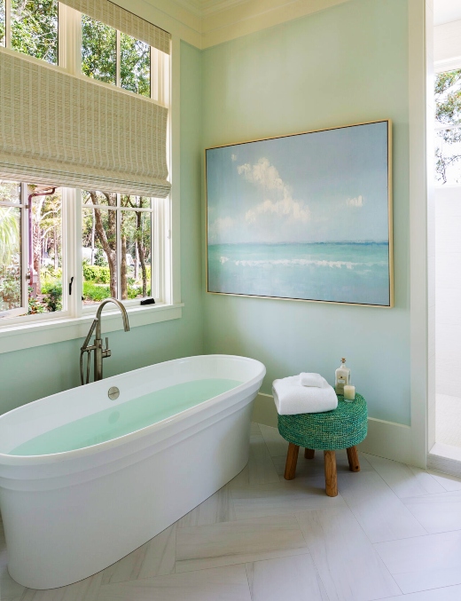 Elegant-coastal-bathroom-idea-with-art-1