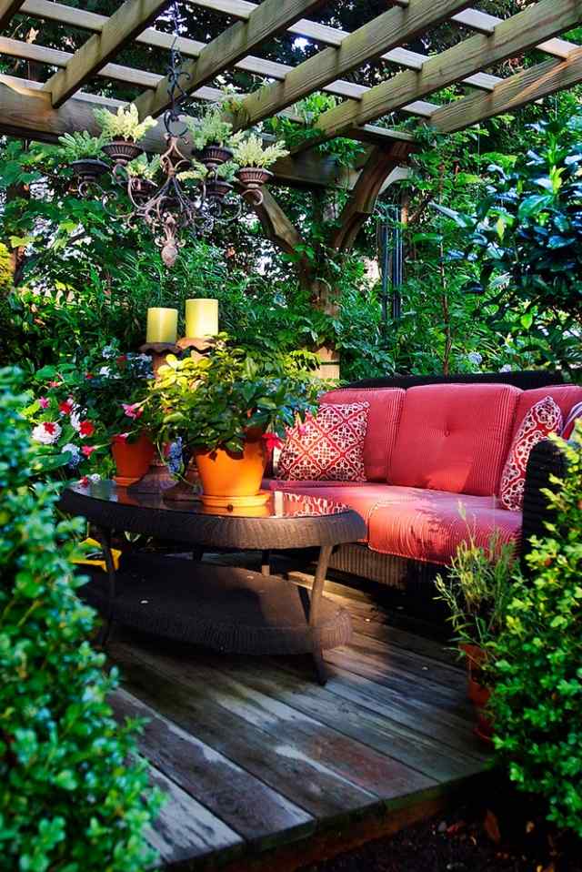 Holz-pergola-garten-sichtschutz-sofa-rattan-rosa-kissen