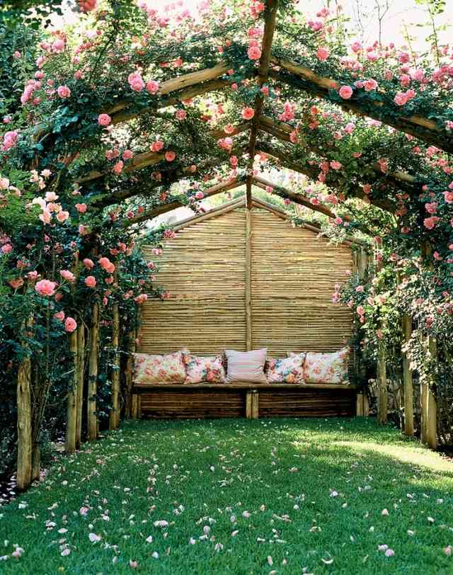Ideen-pergola-garten-kletterrosen-sitzbank-romantisch