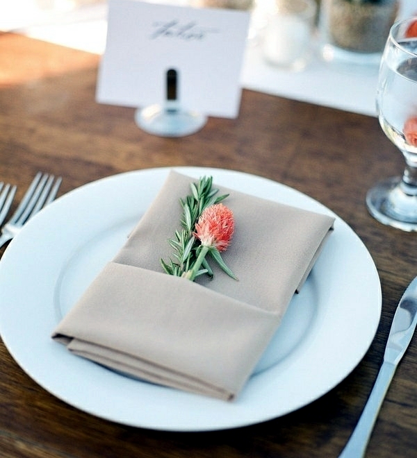 Napkin-folding-beautiful-table-decorations-in-the-dining-room-do-it-yourself-5-543374191