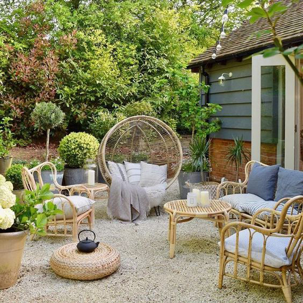 Outdoor-backyard-living-spaces-with-boho-chic-garden