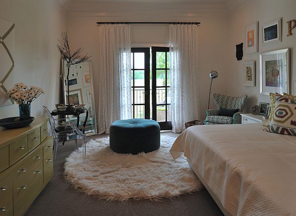 Round-fluffy-rug-makes-a-bedroom-cozy
