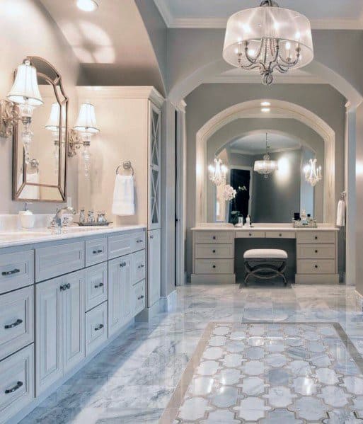 Traditional-luxury-bathroom-ideas-lighting-with-chandelier