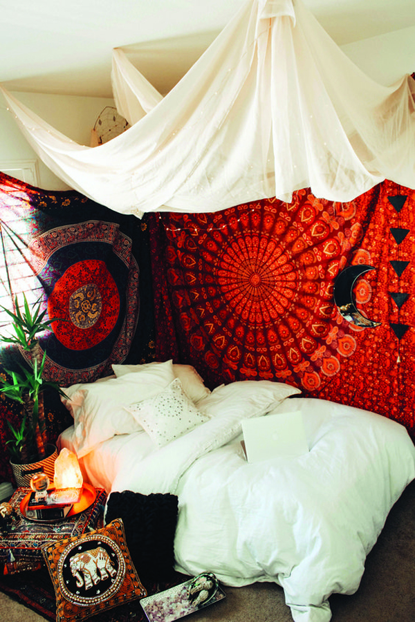 White-and-red-tapestry-bedroom-styles