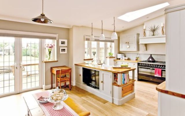 04-country-style-kitchen-and-a-dining-space-with-a-striped-table-runner