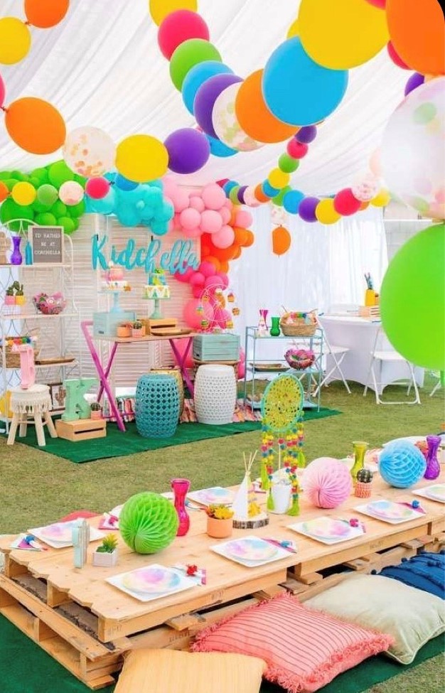 1-boho-garden-party-decorating-ideas-balloon-garlands-pallet-tables-1