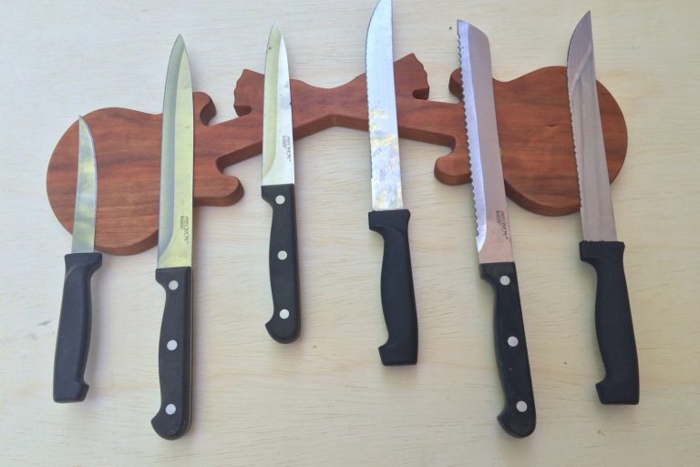 16-cool-handmade-knife-rack-designs-to-update-your-kitchen-with-2-768x513-1