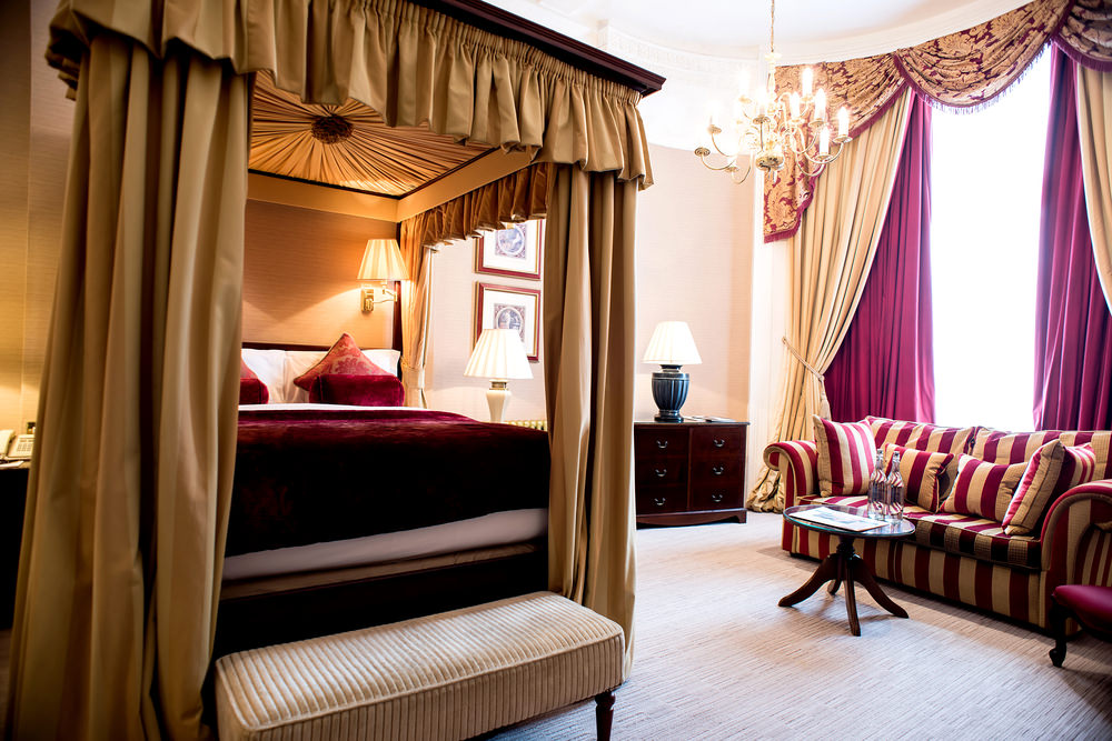 20-master-bedroom-sitting-area