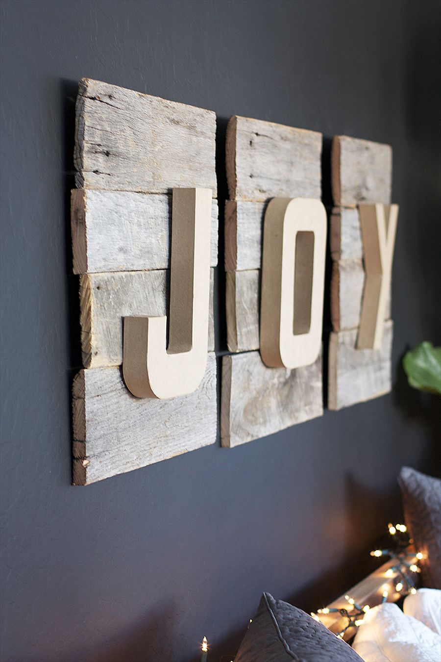 Awesome-diy-christmas-sign-using-reclaimed-wood