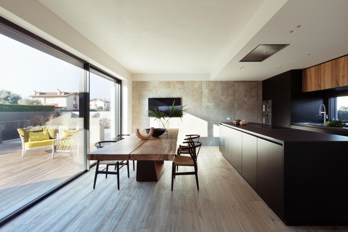Beautiful-kitchen-with-large-table-and-black-cabinets