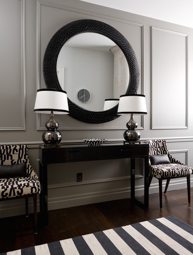 Black-and-white-entryway-with-large-round-mirror