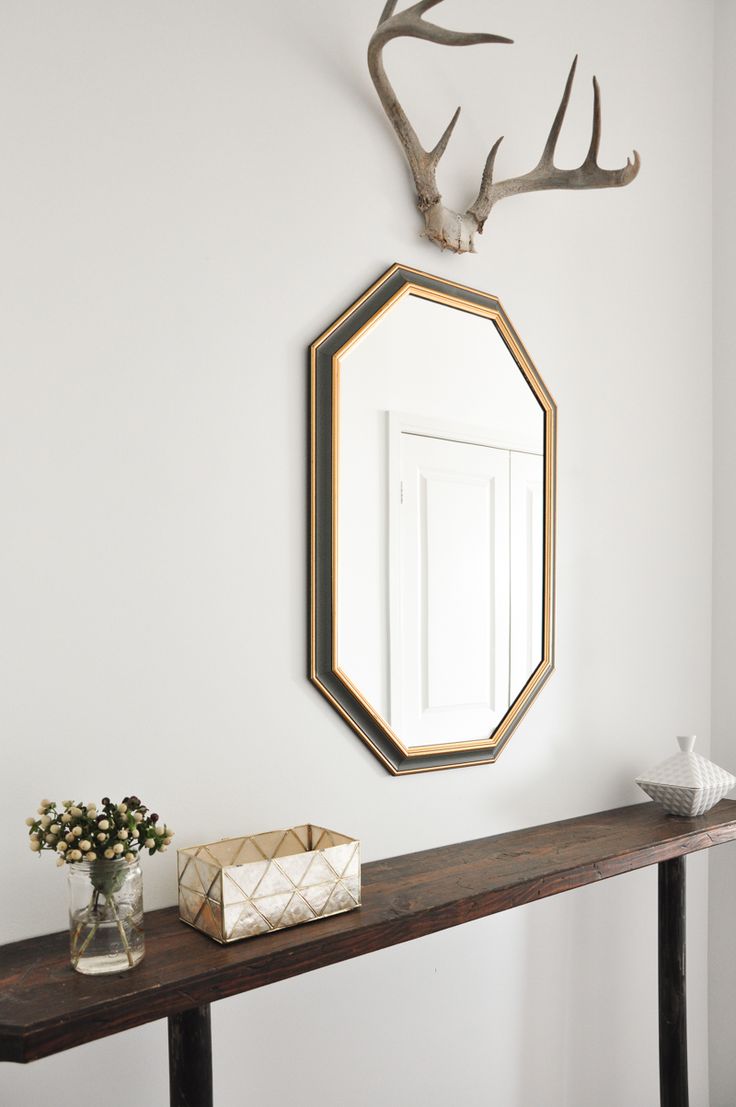 Bright-and-minimal-entryway-with-beautiful-mirror-and-decorative-antlers