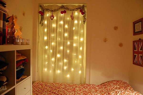 Christmas-lights-in-bedroom-08-1-kindesign
