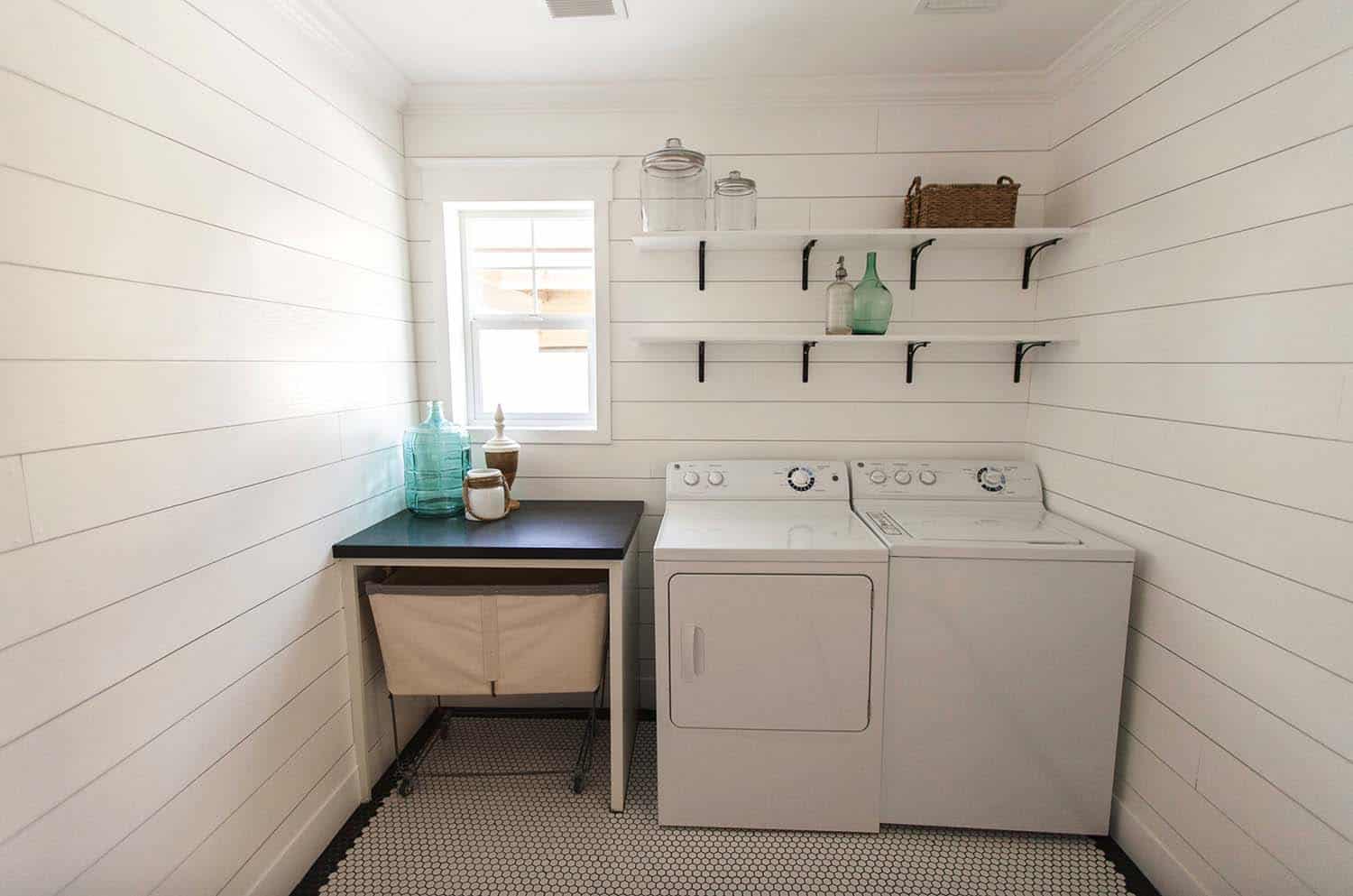 Functional-stylish-small-laundry-rooms-13-1-kindesign