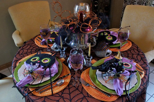 Halloween-table-with-stylish-tableware