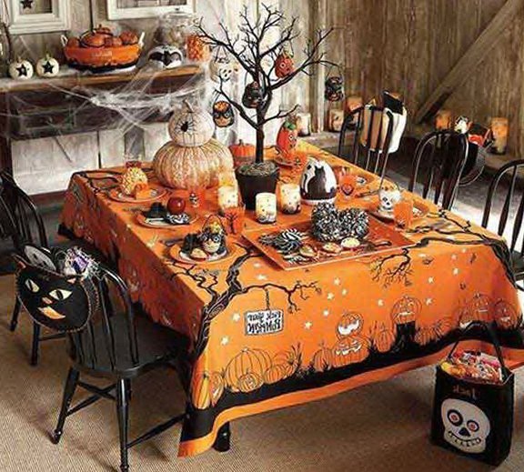 Halloween-table-with-a-decorative-tree