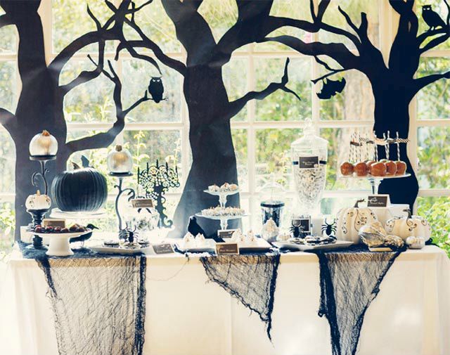 Halloween-food-table