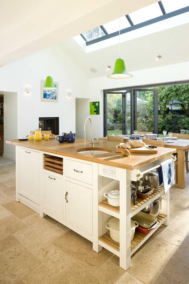 Marvelous-airy-open-kitchen-with-storage-island