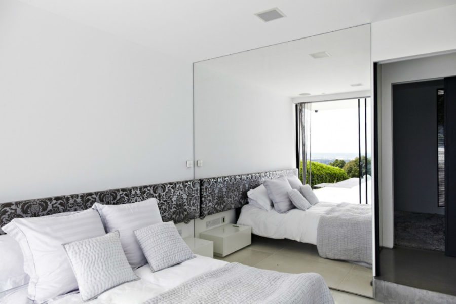 Mirrored-wall-900x600-1