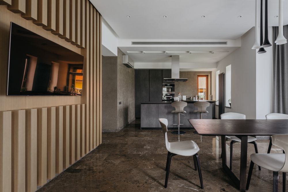Open-space-kitchen-layout-with-bar-stools-and-marble-floor
