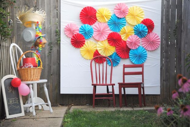 Paper-fan-photo-backdrop