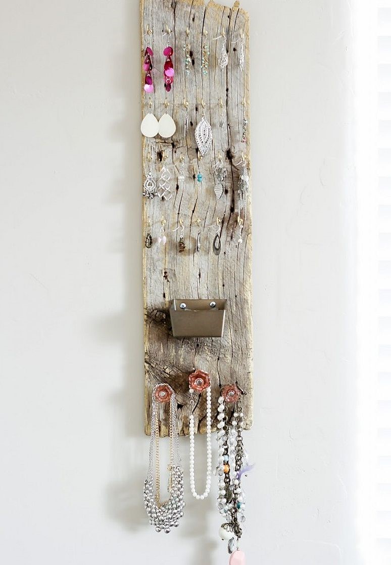 Simple-and-chic-barn-wood-jewelry-holder-idea