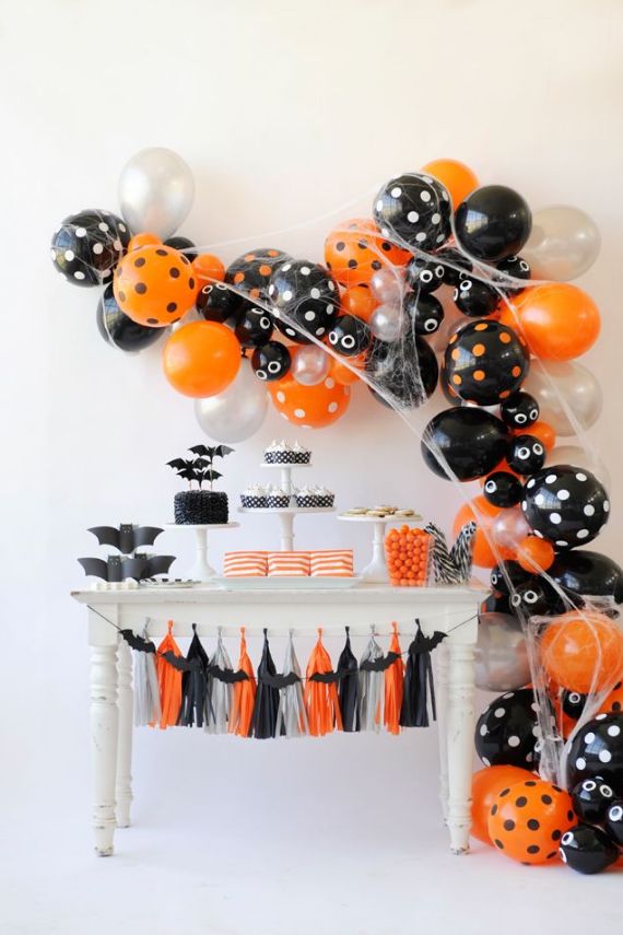 Spooky-halloween-balloon-garland
