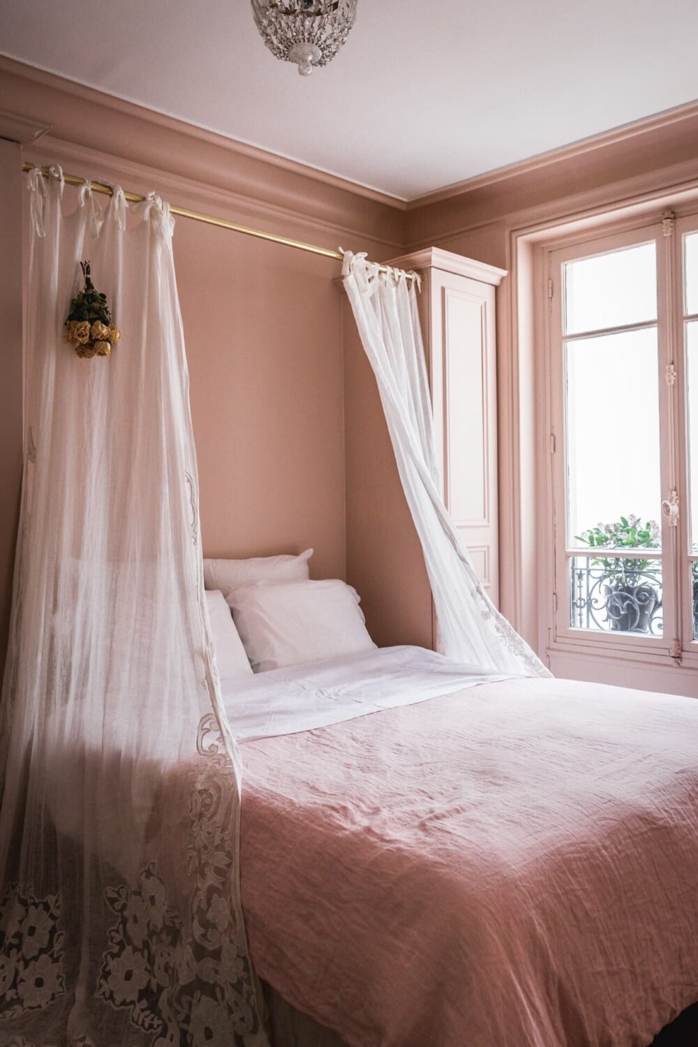 The2bbeautiful2bparis2bapartment2bof2bjackie2bkai2bellis2b-2bthe2bnordroom-1000x1500-1