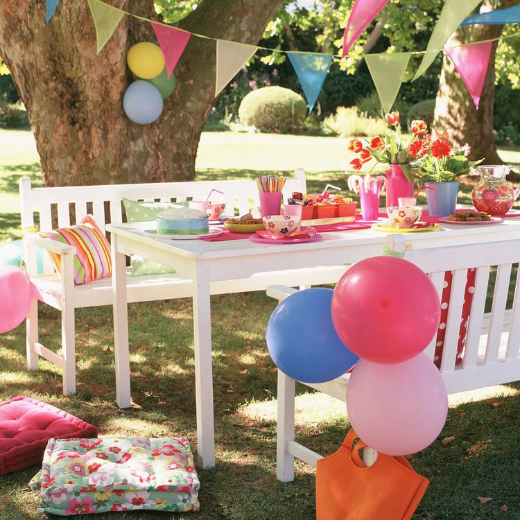 Balloons-and-banners-festive-decorating-ideas-for-garden-parties