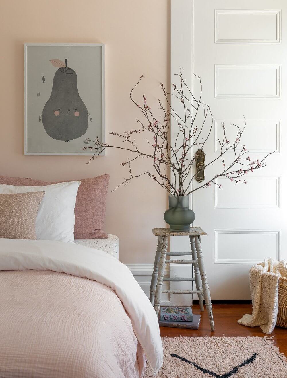 Bedroom-soft-pink-wall-bedding-nordroom