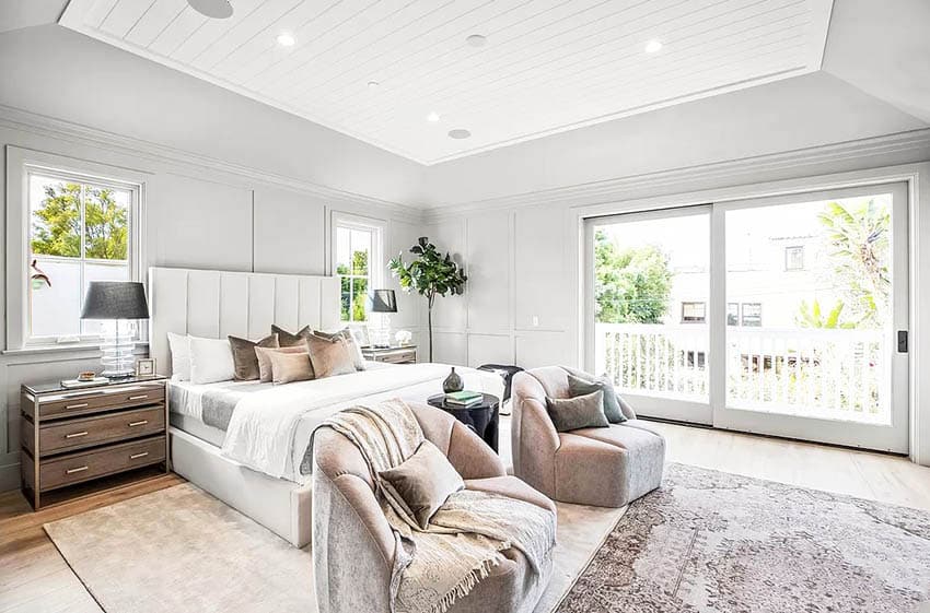 Bedroom-with-chairs-at-foot-of-bed