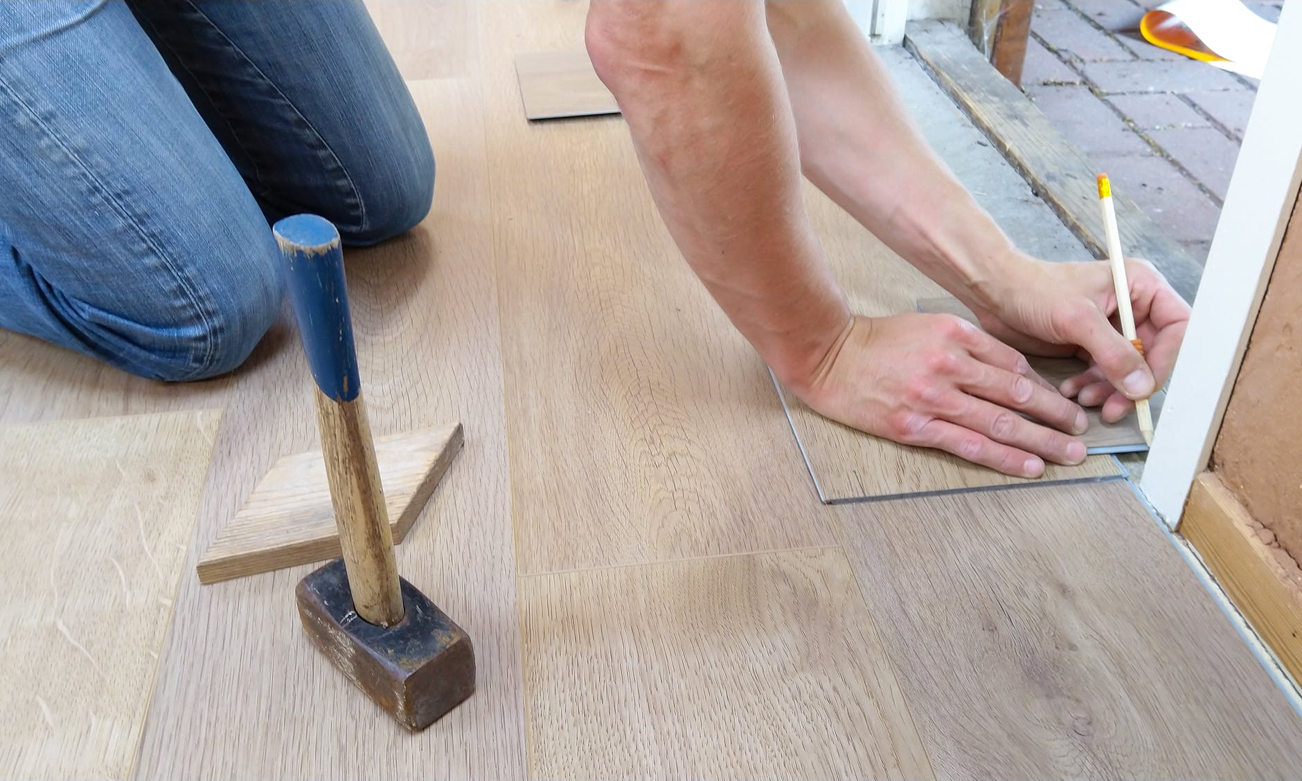 Floor-flooring-hand-man-1388944