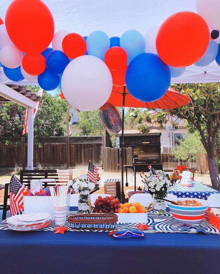 Garden-party-ideas-4th-july-decoration-white-red-blue