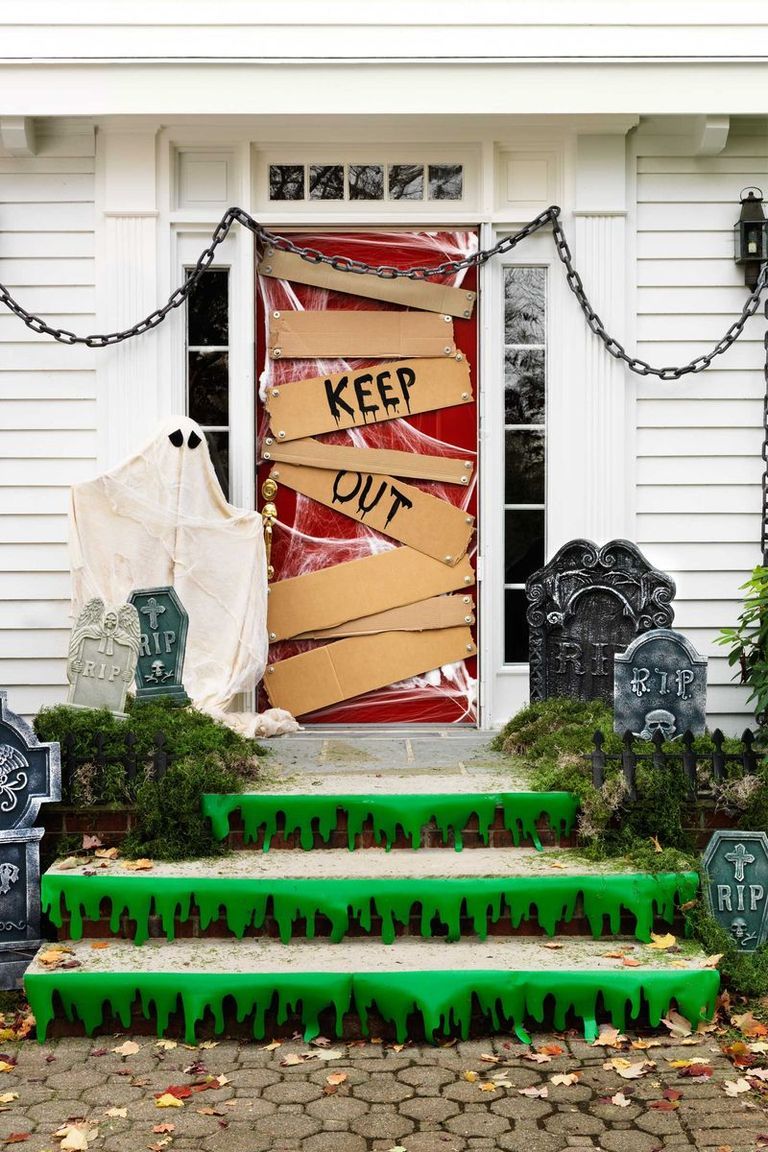 Halloween-door-decorations-ghostly-graveyard-door-1626745958