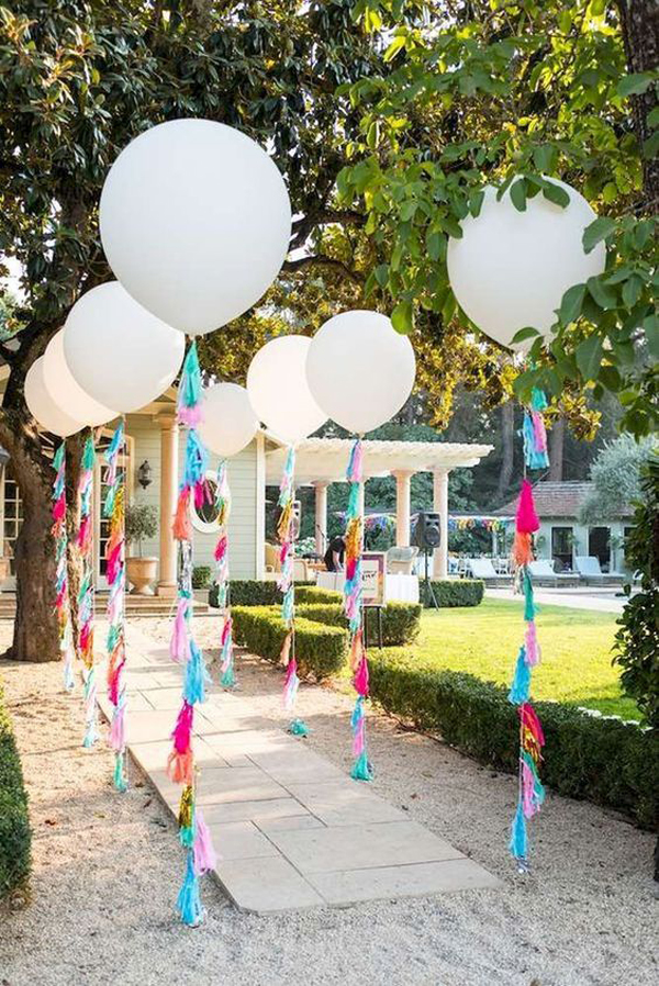 Outdoor-front-yard-party-design-with-balloon