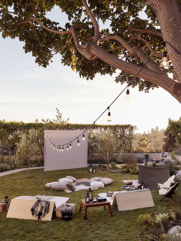 Outdoor-movie-night-for-party-ideas