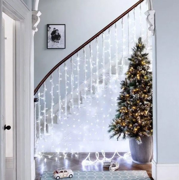 Pretty-christmas-string-lights-for-your-staircase