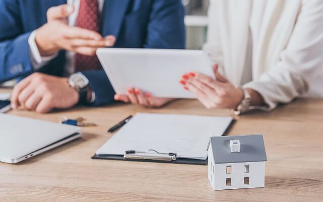 Real-estate-investment-evaluating-medium