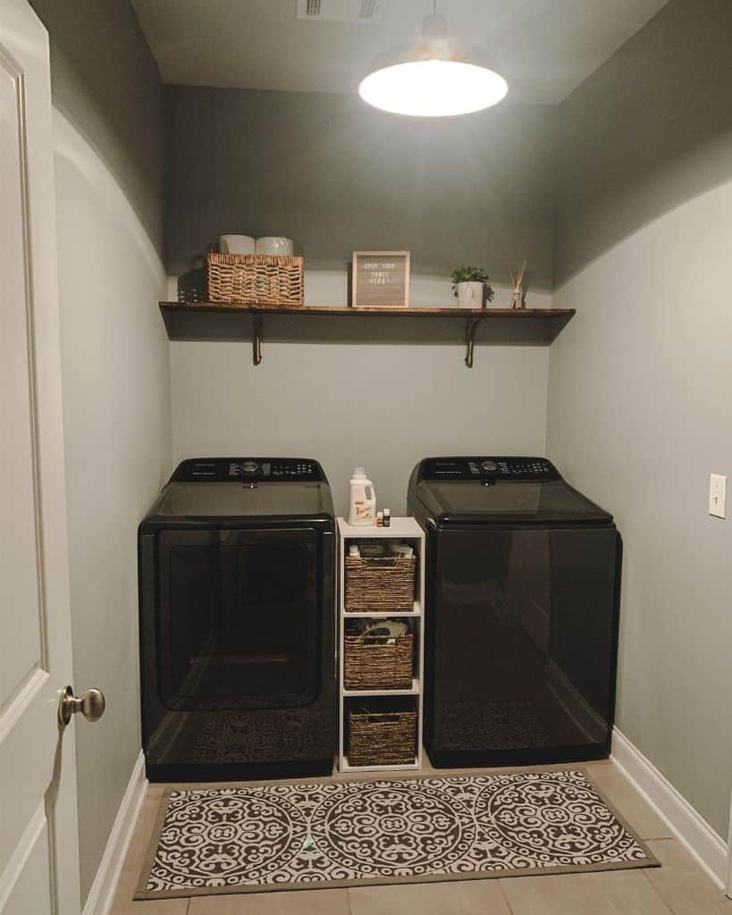 Simple-small-laundry-room-julianna_barna