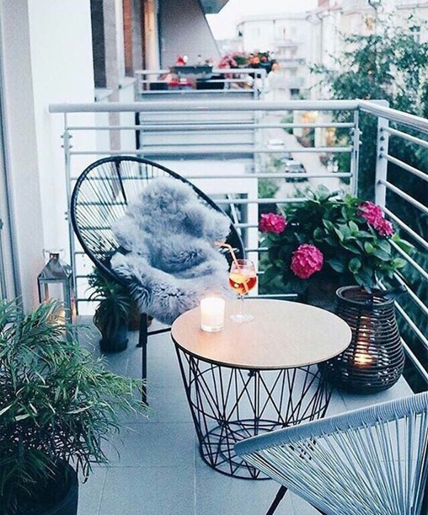 Small-balcony-decor-ideas-with-acapulco-chairs